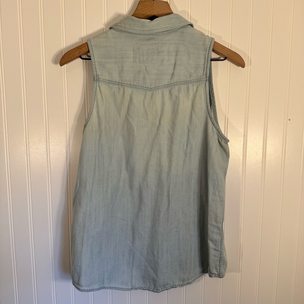 Express Women’s Light Wash Sleeveless Denim Button-Up Top 100% Cotton Medium - Picture 3 of 8